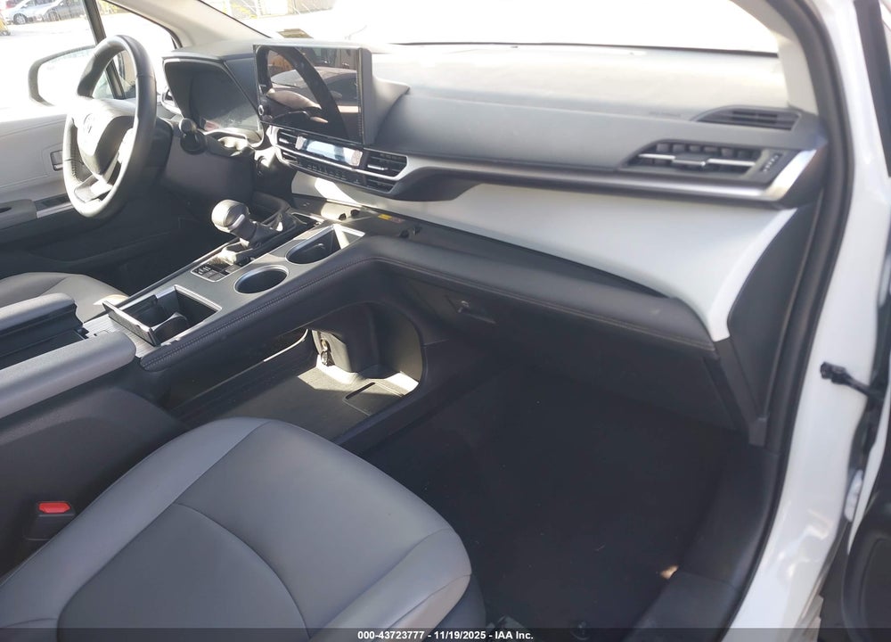 2025 TOYOTA SIENNA XLE 8 PASSENGER VIN: 5TDYRKECXSS238493