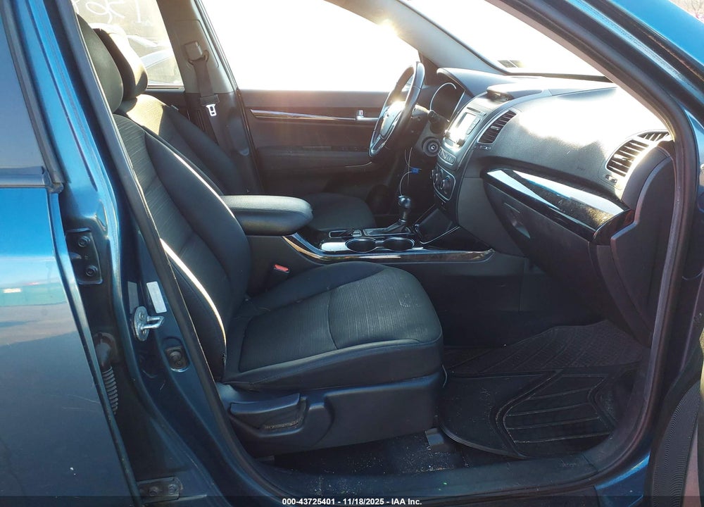 2014 KIA SORENTO LX VIN: 5XYKTDA66EG497017
