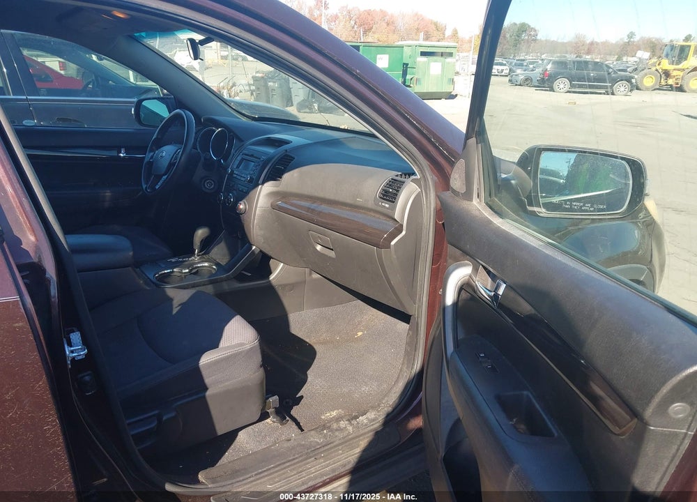 2011 KIA SORENTO LX VIN: 5XYKT3A17BG125924