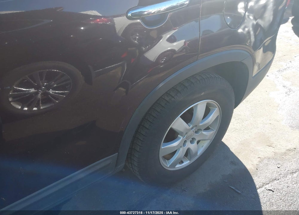 2011 KIA SORENTO LX VIN: 5XYKT3A17BG125924