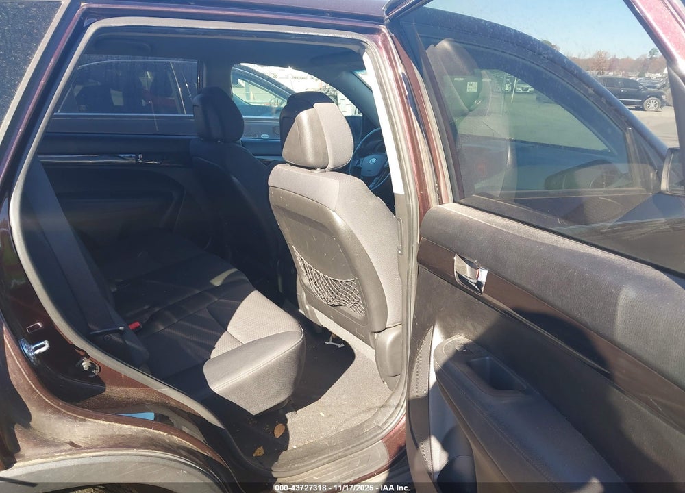 2011 KIA SORENTO LX VIN: 5XYKT3A17BG125924
