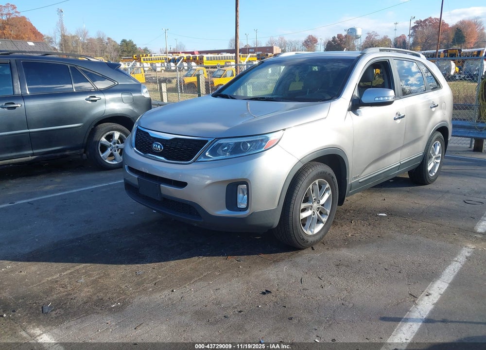 2015 KIA SORENTO LX VIN: 5XYKTCA66FG652368