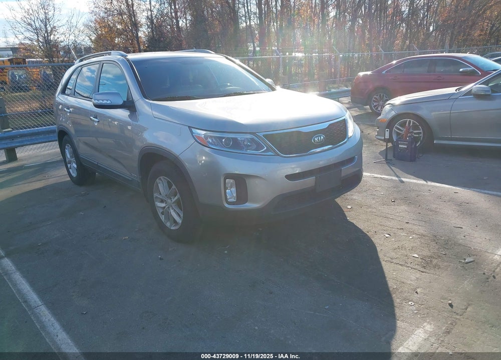 2015 KIA SORENTO LX VIN: 5XYKTCA66FG652368