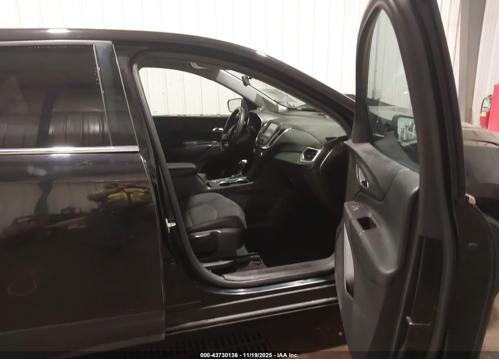 2018 CHEVROLET EQUINOX LT VIN: 2GNAXJEV8J6116606