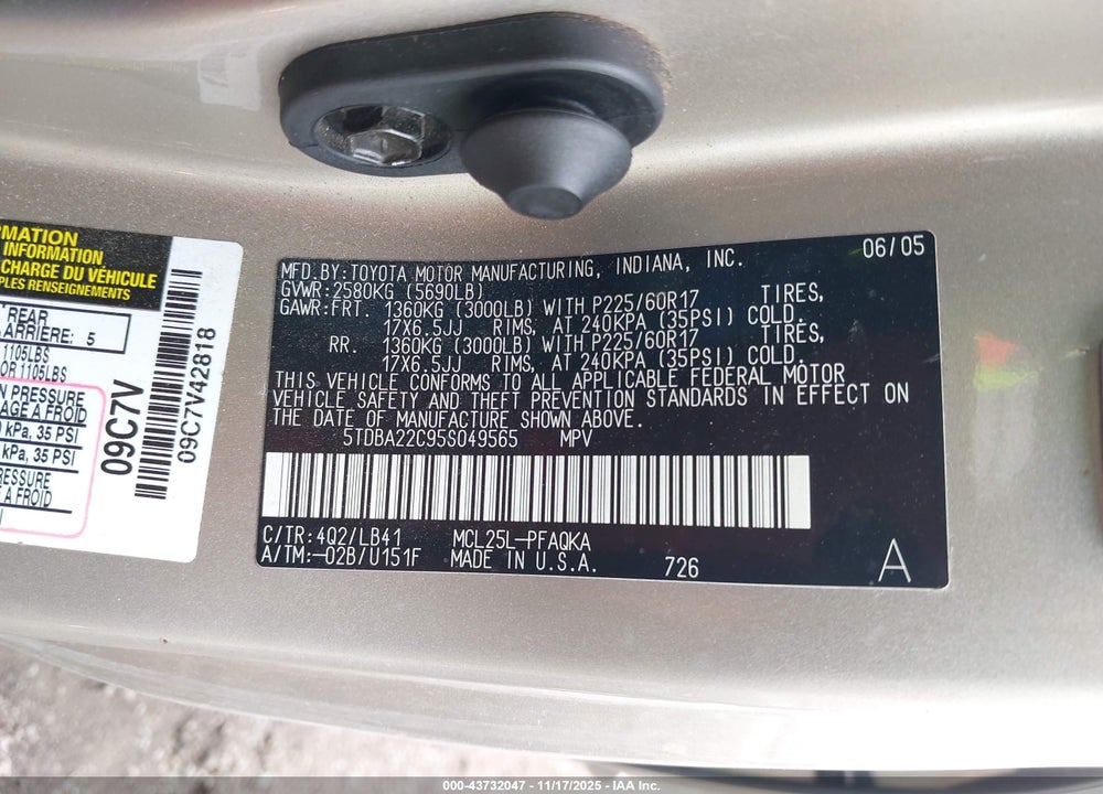 2005 TOYOTA SIENNA XLE VIN: 5TDBA22C95S049565