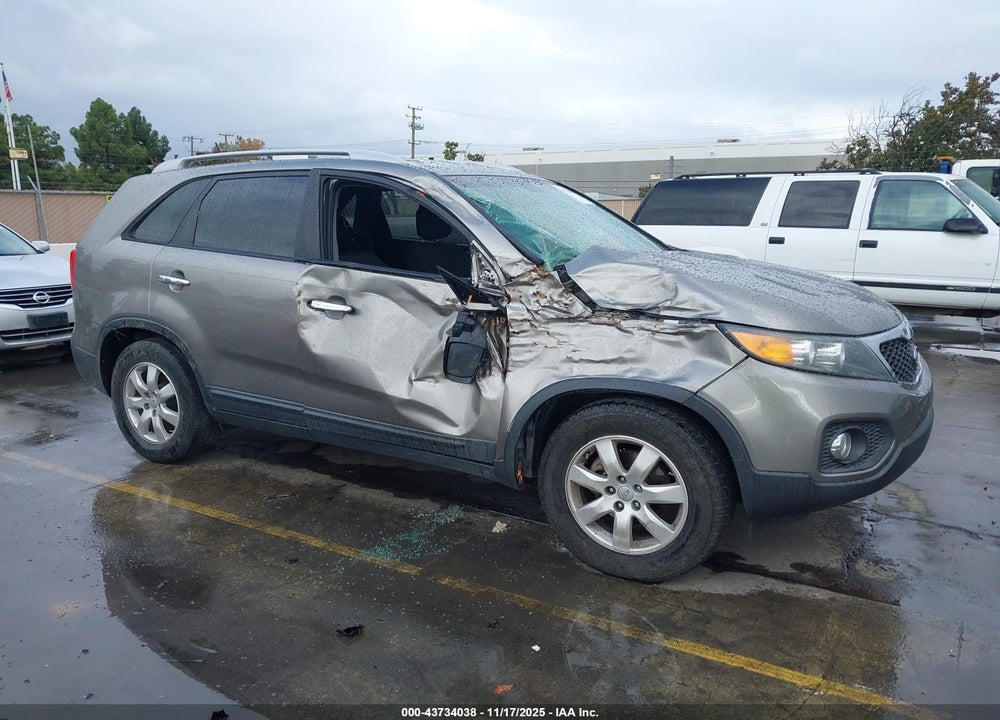 2013 KIA SORENTO LX VIN: 5XYKT3A66DG415263