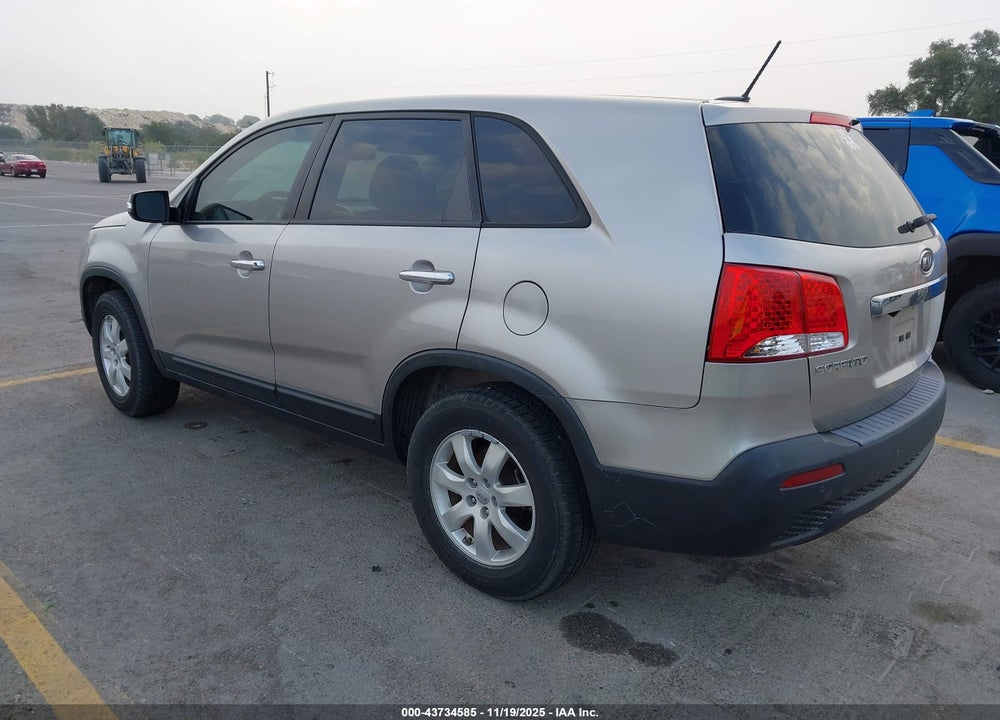 2013 KIA SORENTO LX VIN: 5XYKT3A15DG387315