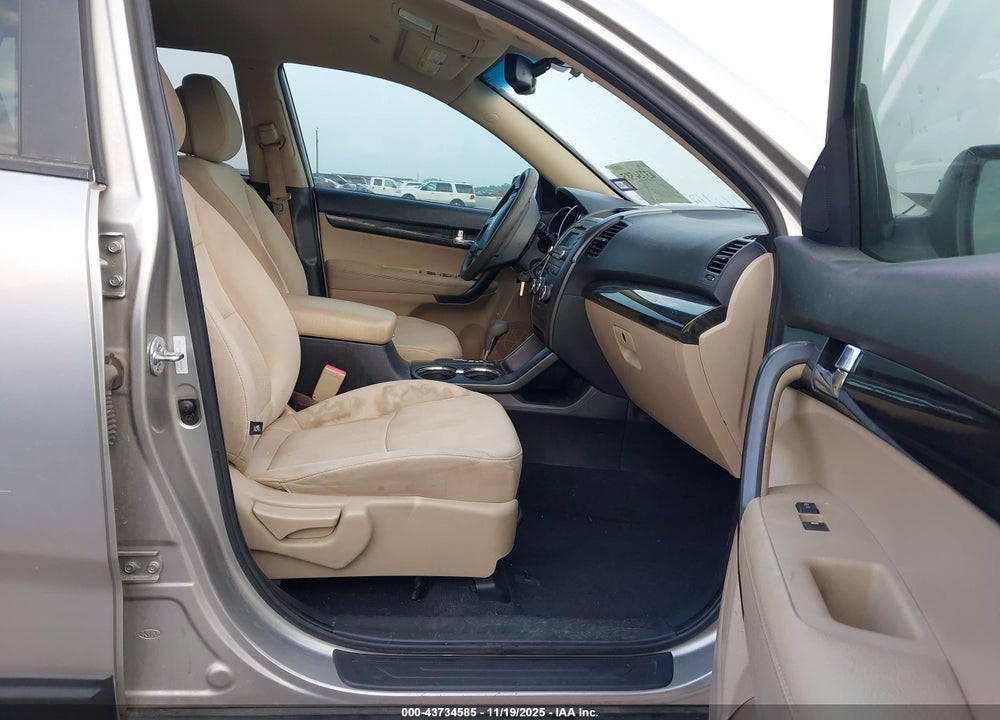 2013 KIA SORENTO LX VIN: 5XYKT3A15DG387315