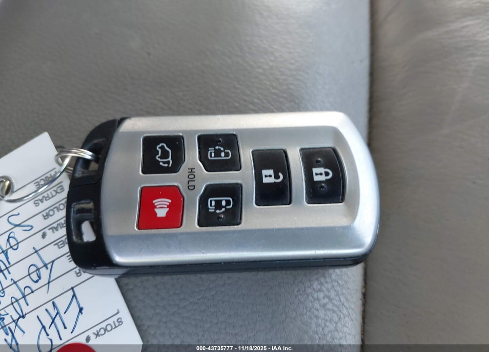 2015 TOYOTA SIENNA XLE 8 PASSENGER VIN: 5TDYK3DC4FS681031