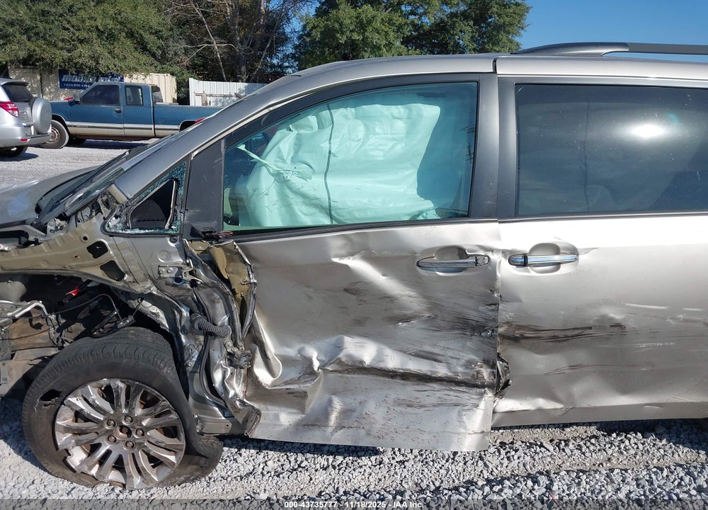 2015 TOYOTA SIENNA XLE 8 PASSENGER VIN: 5TDYK3DC4FS681031