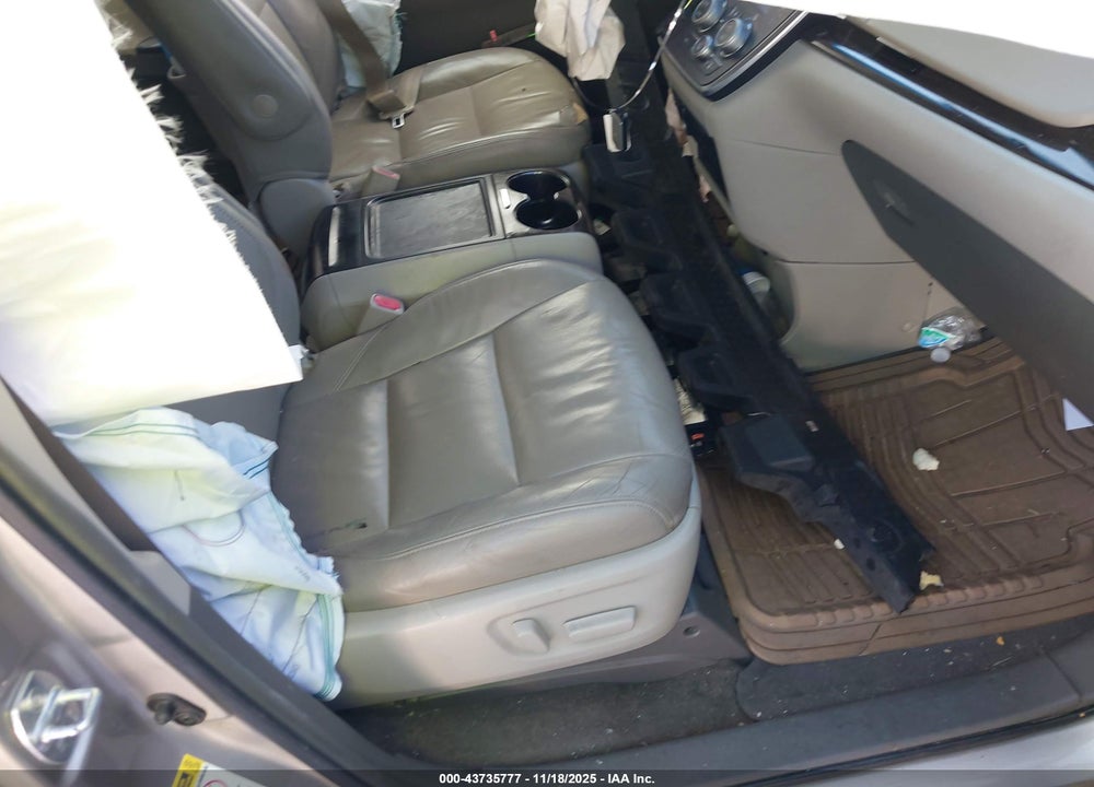 2015 TOYOTA SIENNA XLE 8 PASSENGER VIN: 5TDYK3DC4FS681031