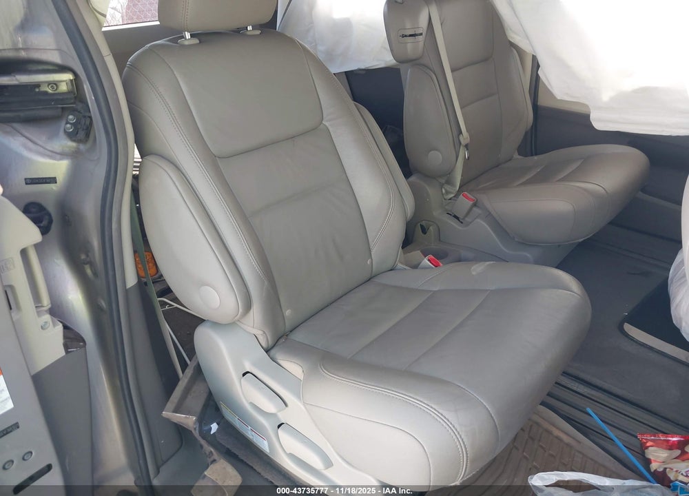 2015 TOYOTA SIENNA XLE 8 PASSENGER VIN: 5TDYK3DC4FS681031
