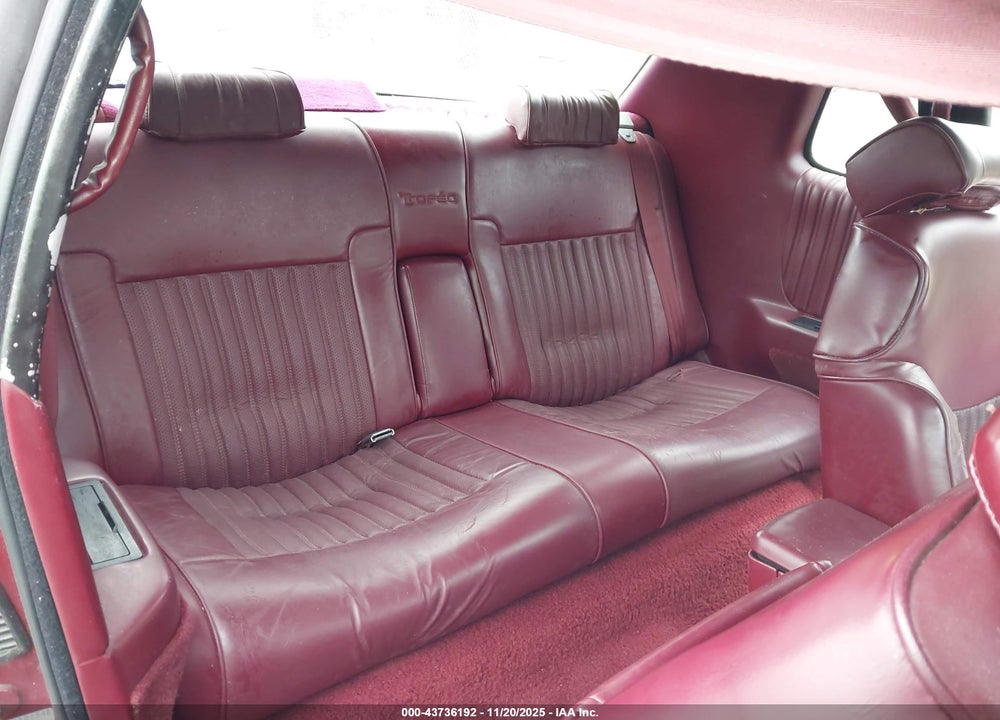 1992 OLDSMOBILE TORONADO TROFEO VIN: 1G3EV13L2NU301548