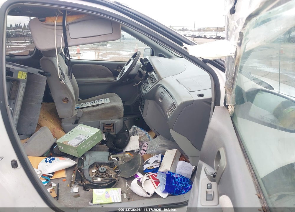2000 TOYOTA SIENNA XLE VIN: 4T3ZF13C6YU171909