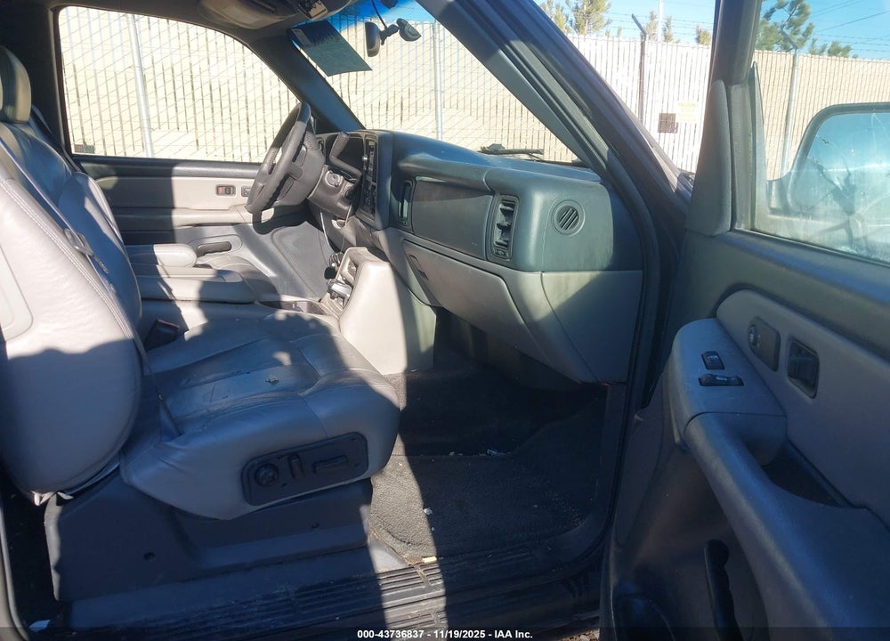 2001 CHEVROLET SUBURBAN 2500 LT VIN: 3GNGK26G81G214845