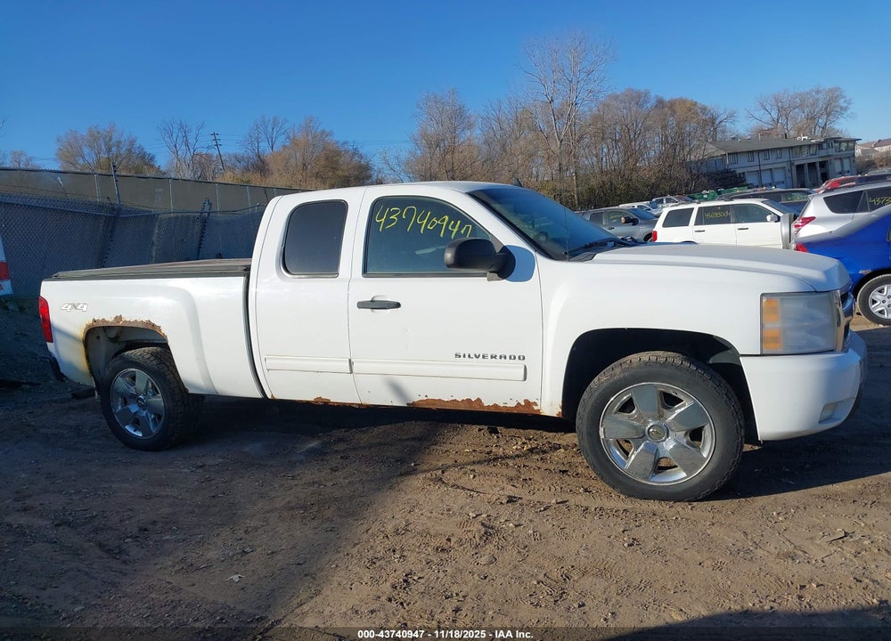 2011 CHEVROLET SILVERADO 1500 LT VIN: 1GCRKSE38BZ400323