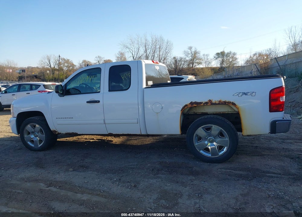 2011 CHEVROLET SILVERADO 1500 LT VIN: 1GCRKSE38BZ400323