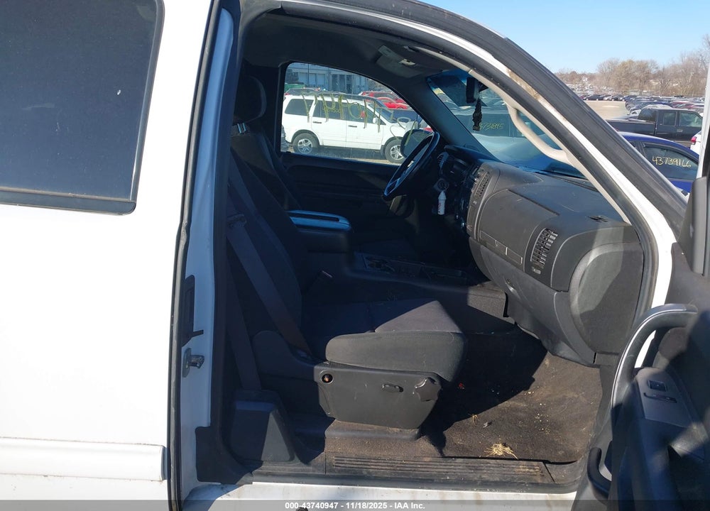 2011 CHEVROLET SILVERADO 1500 LT VIN: 1GCRKSE38BZ400323