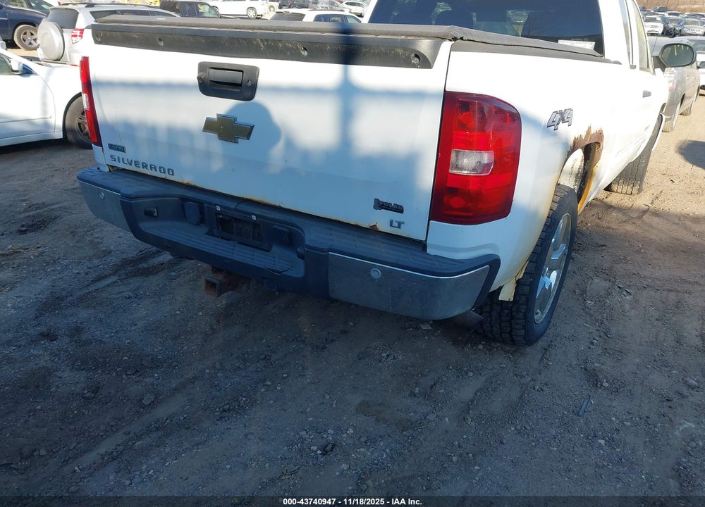 2011 CHEVROLET SILVERADO 1500 LT VIN: 1GCRKSE38BZ400323