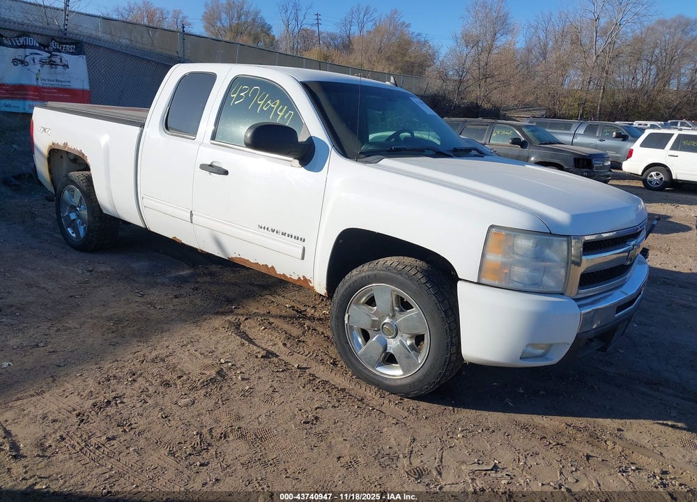 2011 CHEVROLET SILVERADO 1500 LT VIN: 1GCRKSE38BZ400323