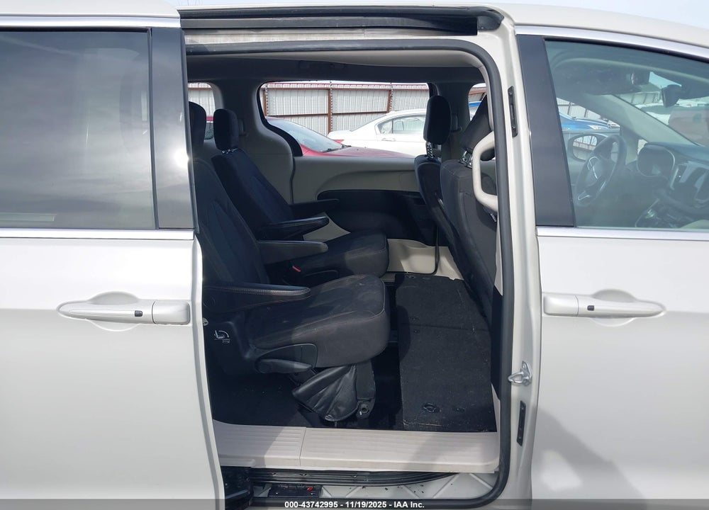 2017 CHRYSLER PACIFICA TOURING VIN: 2C4RC1DG0HR771006