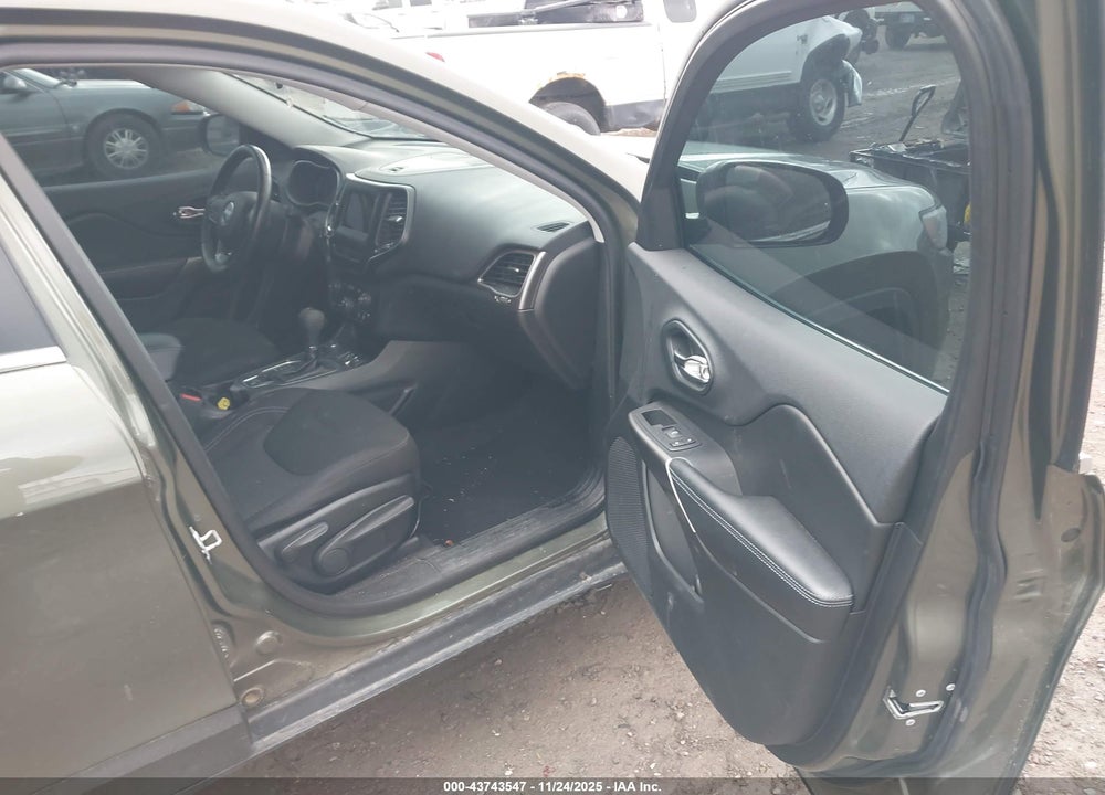 2019 JEEP CHEROKEE LATITUDE 4X4 VIN: 1C4PJMCX1KD352799