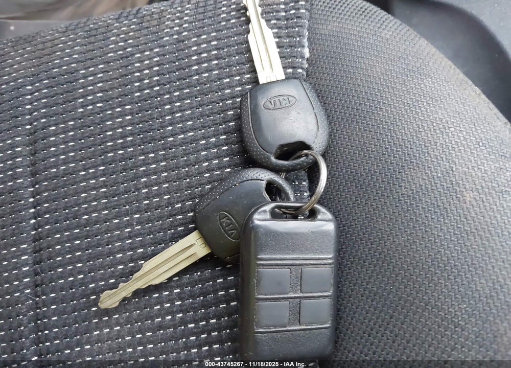 2007 KIA SPORTAGE VIN: KNDJE723277439773