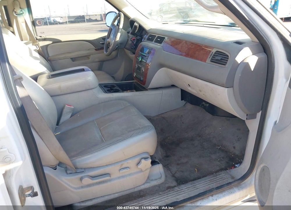 2011 CHEVROLET TAHOE LT VIN: 1GNSCBE06BR388863