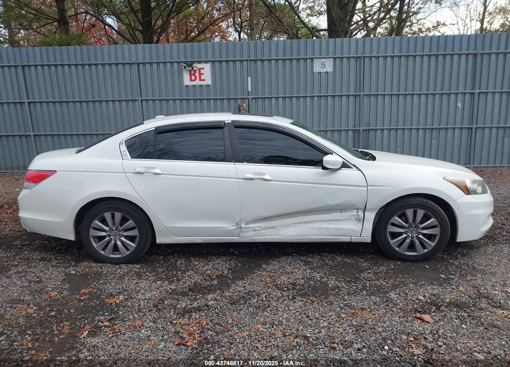 2011 HONDA ACCORD VIN: 1HGCP3F80BA026510