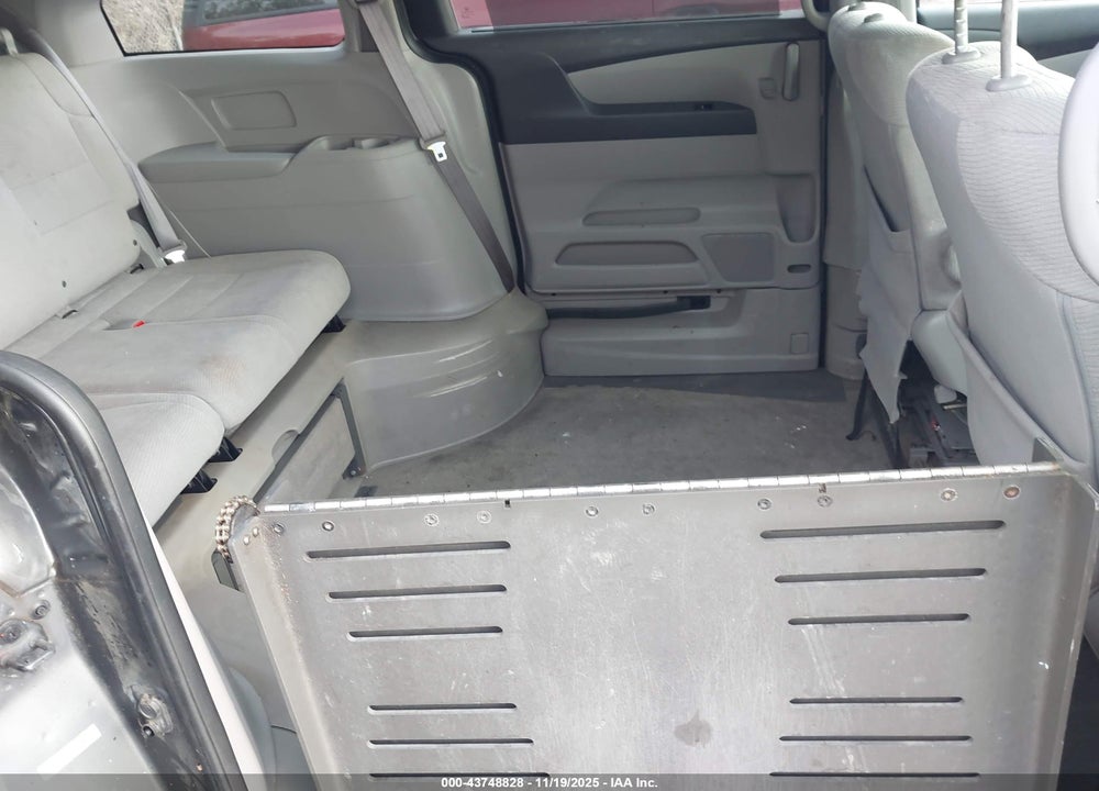 2011 HONDA ODYSSEY EX VIN: 5FNRL5H42BB090856