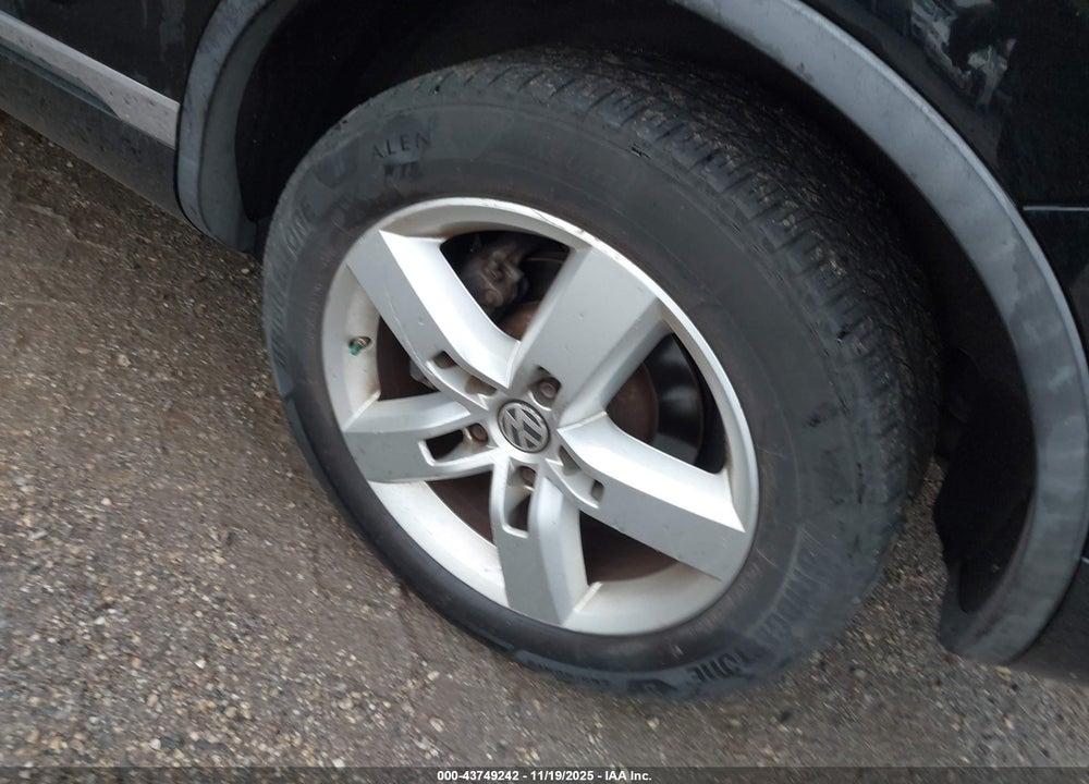 2011 VOLKSWAGEN TOUAREG TDI LUX VIN: WVGFK9BPXBD005944