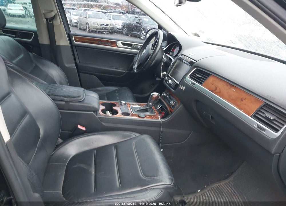 2011 VOLKSWAGEN TOUAREG TDI LUX VIN: WVGFK9BPXBD005944