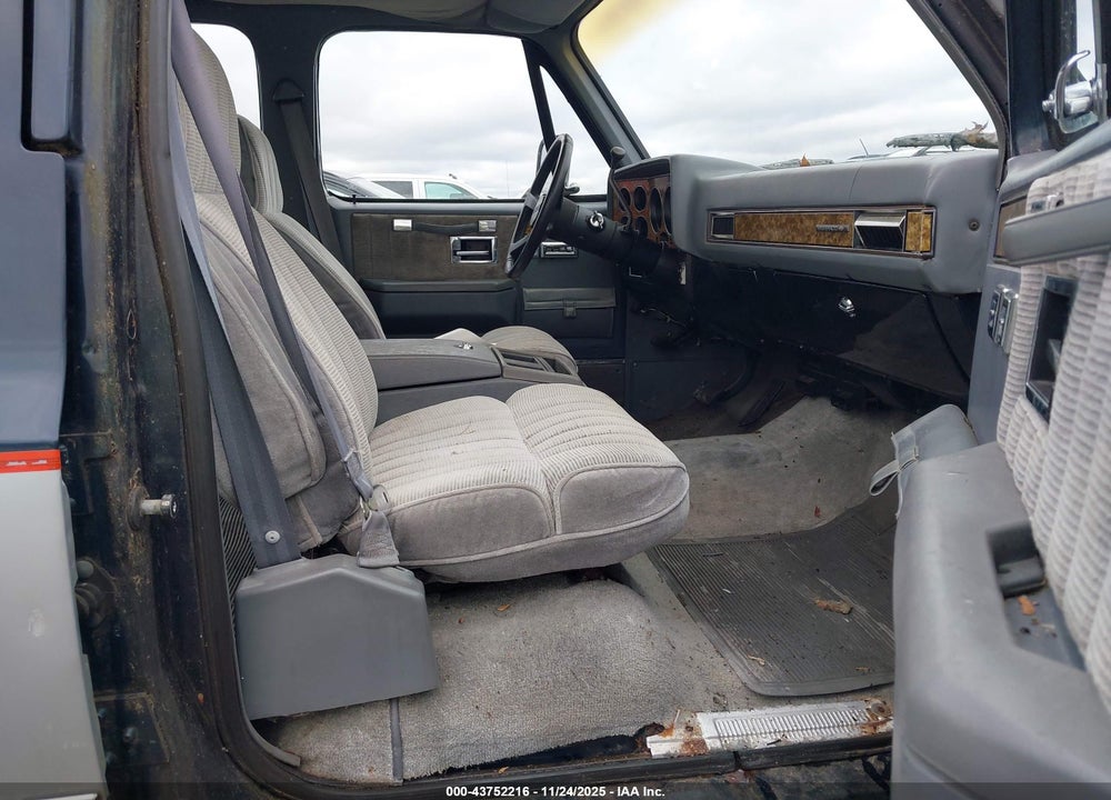 1990 CHEVROLET SUBURBAN R1500 VIN: 1GNER16K0LF100120