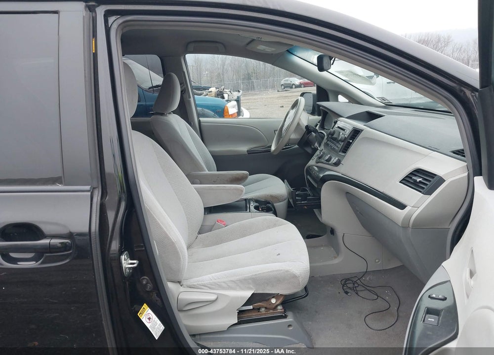 2011 TOYOTA SIENNA LE V6 VIN: 5TDKK3DC3BS035673
