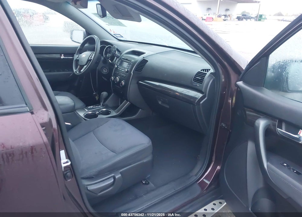 2011 KIA SORENTO VIN: 5XYKT3A13BG129257
