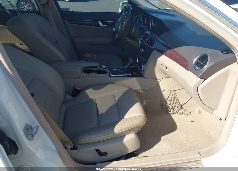 2012 MERCEDES-BENZ C 250 LUXURY/SPORT VIN: WDDGF4HB2CR195664