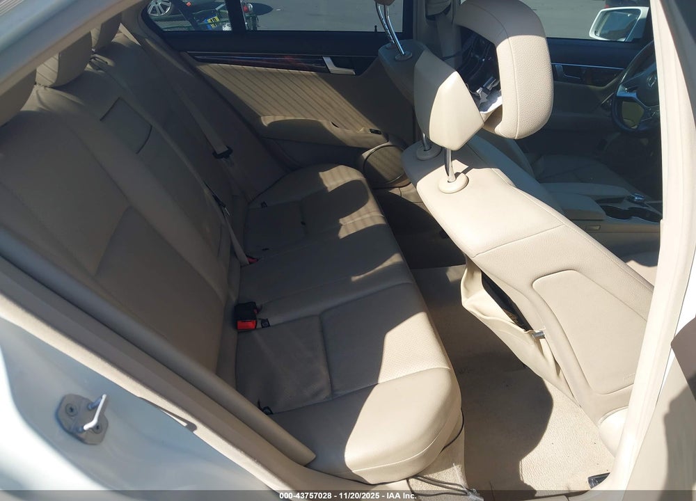 2012 MERCEDES-BENZ C 250 LUXURY/SPORT VIN: WDDGF4HB2CR195664