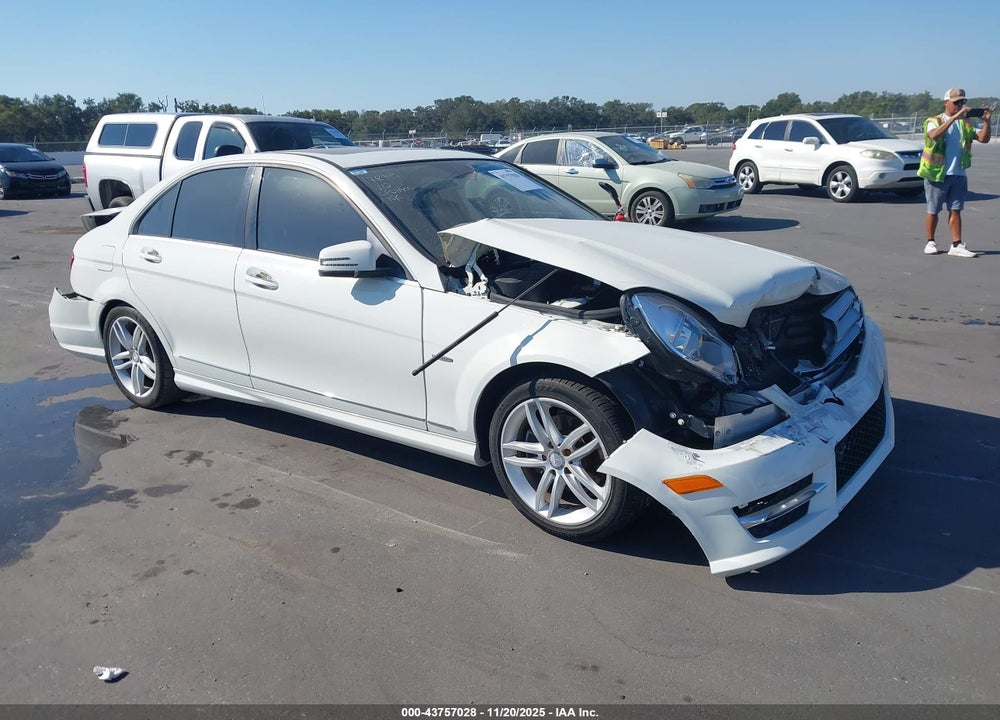 2012 MERCEDES-BENZ C 250 LUXURY/SPORT VIN: WDDGF4HB2CR195664