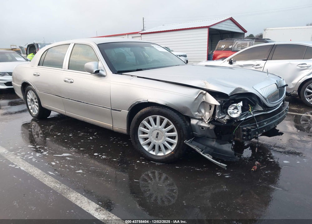 2005 LINCOLN TOWN CAR SIGNATURE VIN: 1LNHM81W35Y640684