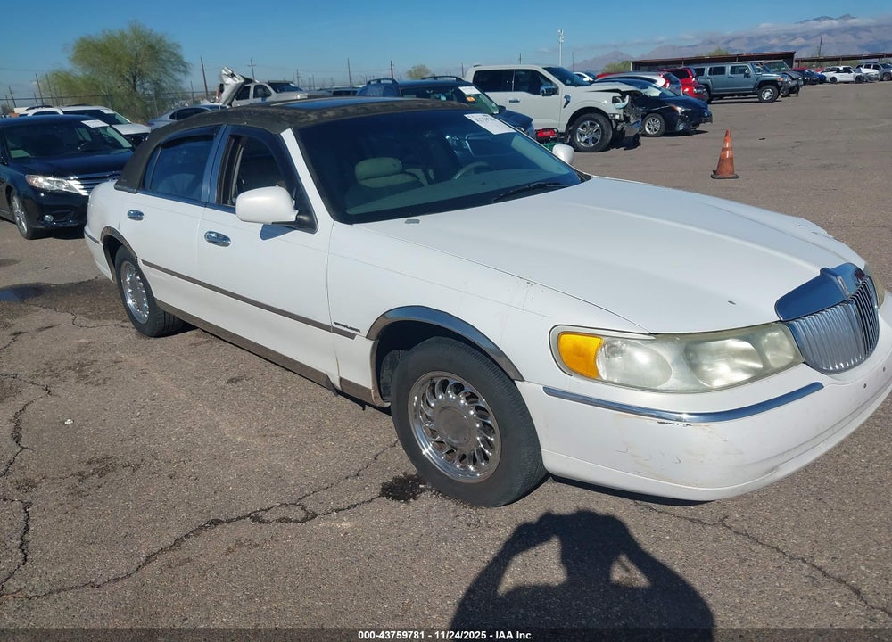 2002 LINCOLN TOWN CAR SIGNATURE VIN: 1LNHM82W32Y653753
