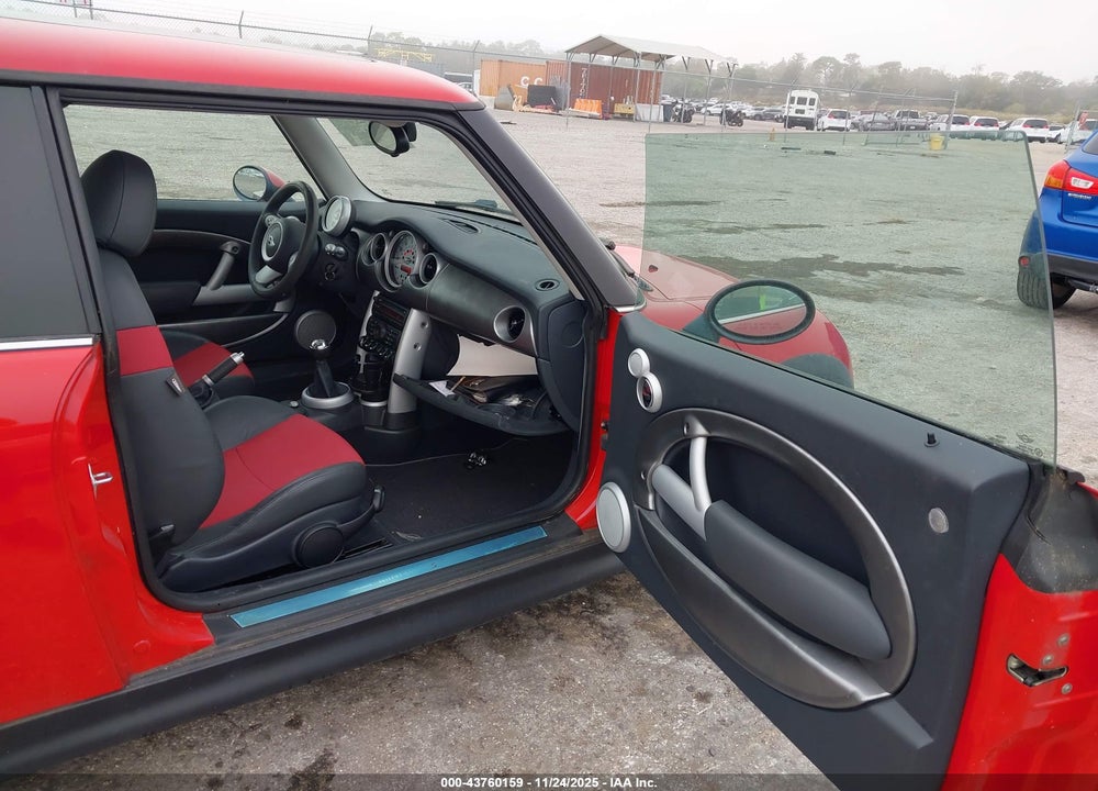 2005 MINI COOPER S VIN: WMWRE33445TD92947