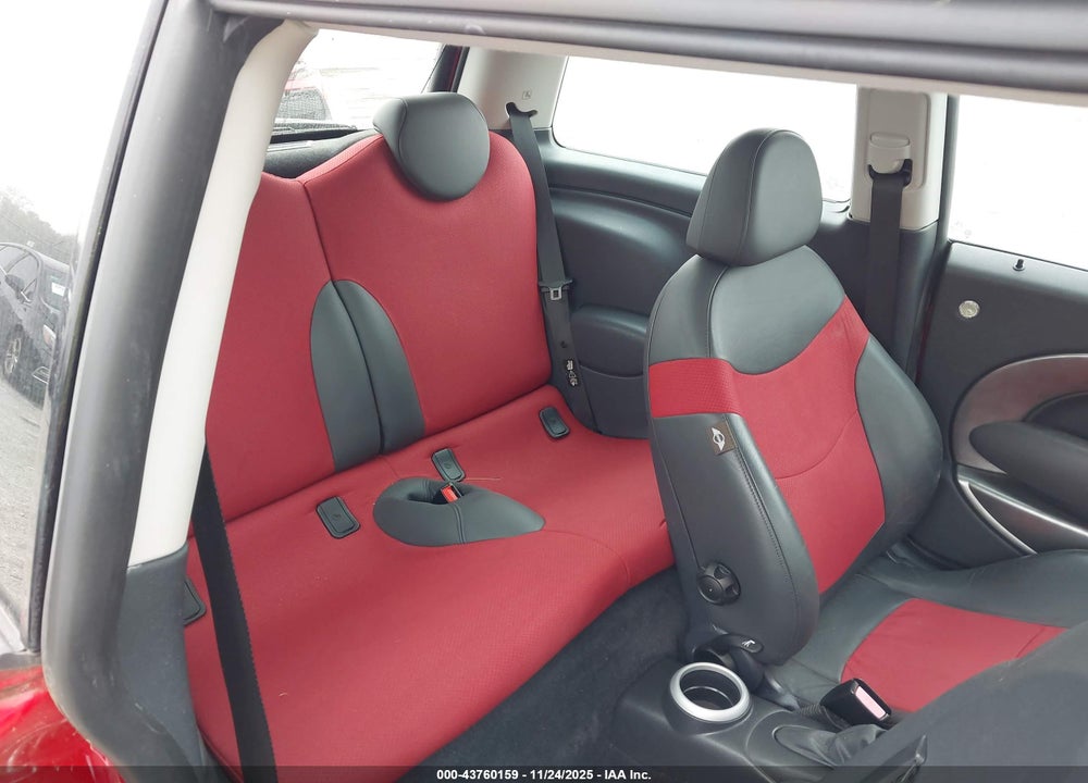 2005 MINI COOPER S VIN: WMWRE33445TD92947