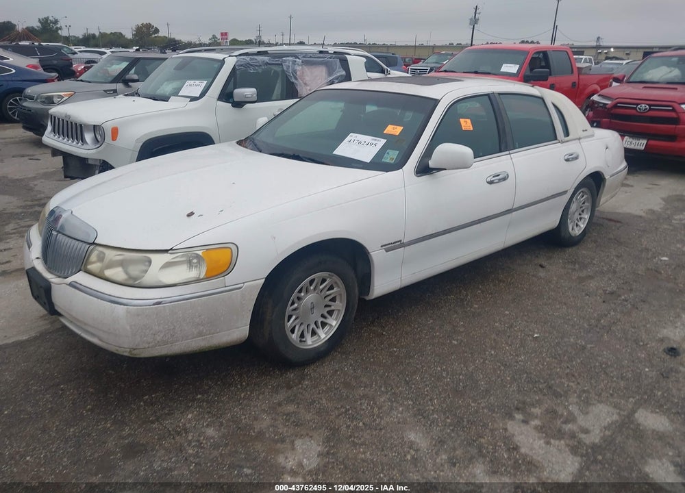 1999 LINCOLN TOWN CAR SIGNATURE VIN: 1LNFM82W2XY600492