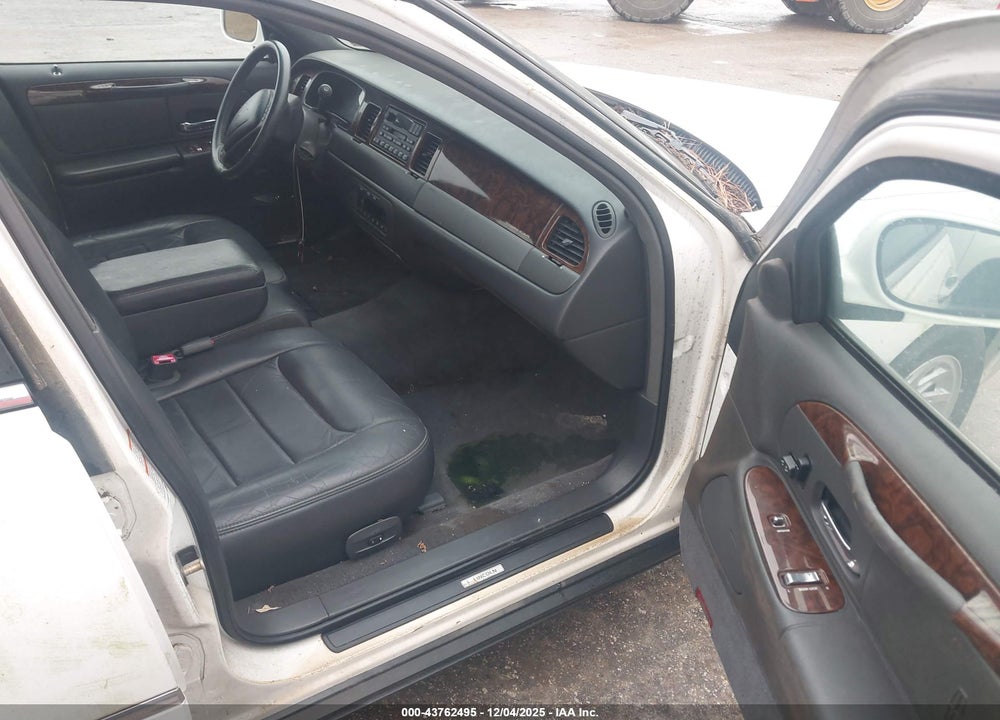 1999 LINCOLN TOWN CAR SIGNATURE VIN: 1LNFM82W2XY600492