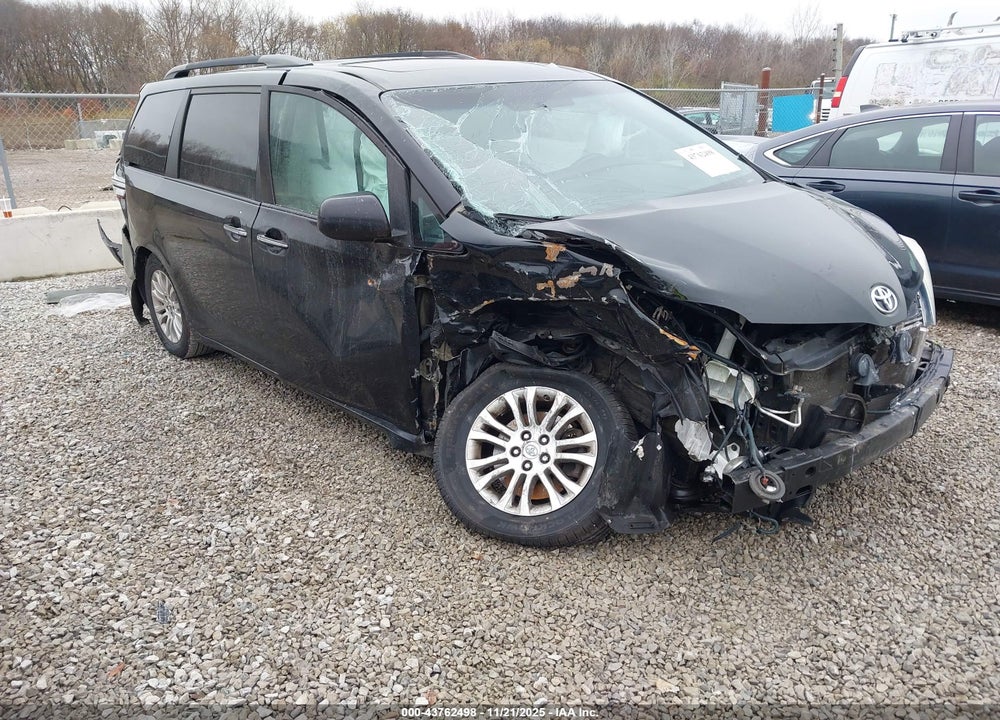2017 TOYOTA SIENNA XLE 8 PASSENGER VIN: 5TDYZ3DC1HS803312