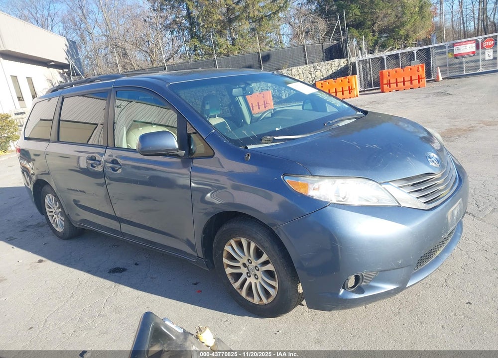2013 TOYOTA SIENNA XLE V6 8 PASSENGER VIN: 5TDYK3DCXDS357983