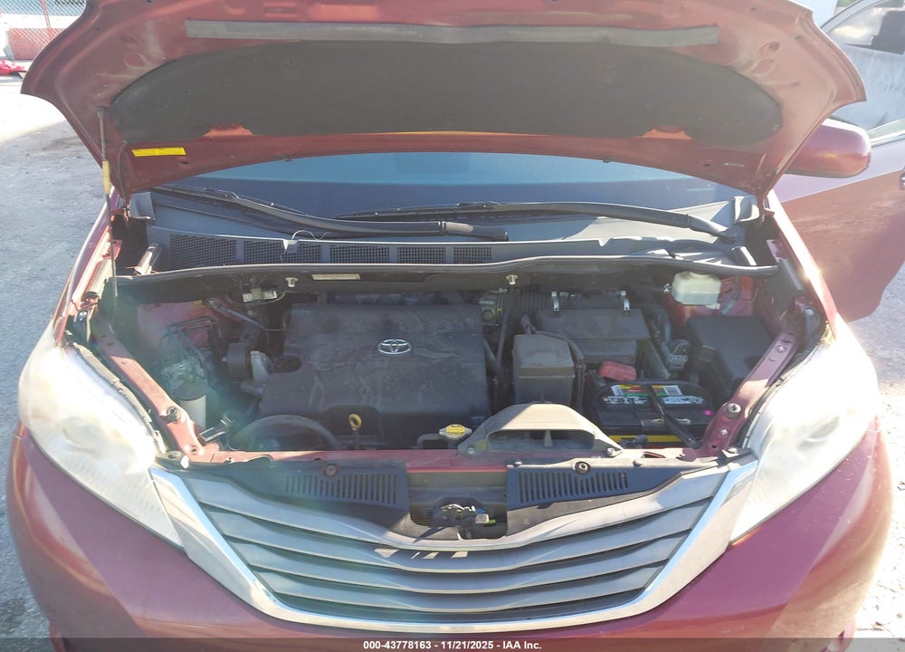 2011 TOYOTA SIENNA XLE V6 VIN: 5TDYK3DC4BS019962