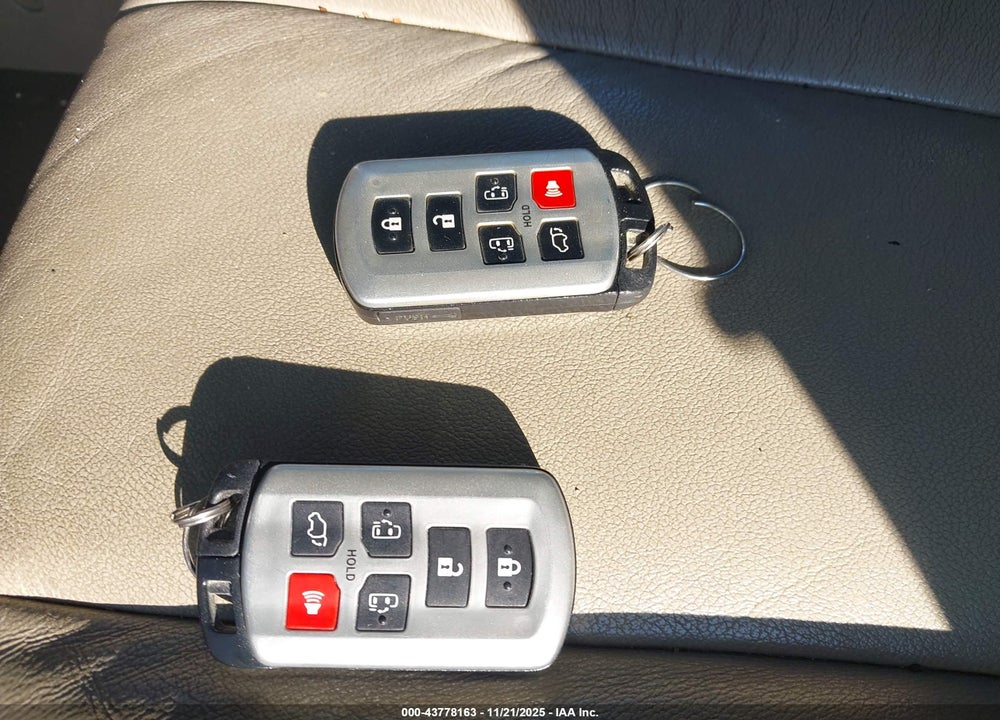 2011 TOYOTA SIENNA XLE V6 VIN: 5TDYK3DC4BS019962