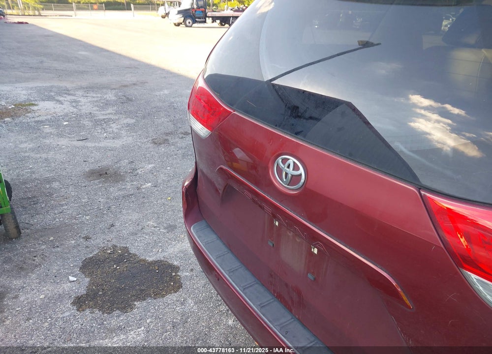 2011 TOYOTA SIENNA XLE V6 VIN: 5TDYK3DC4BS019962