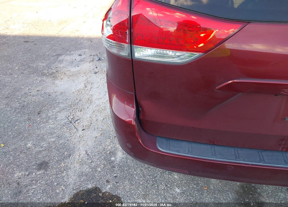 2011 TOYOTA SIENNA XLE V6 VIN: 5TDYK3DC4BS019962